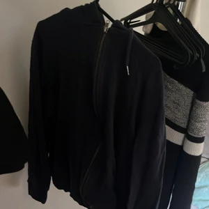 Svart hoodie med dragkedja från 157 - Säljer en till marin blå hoddie från 157 i storlek M. Mjuk insida och klassisk passform, perfekt för chill eller häng. Pris går alltid diskutera vid en bra affär!(använd max 3 gånger)