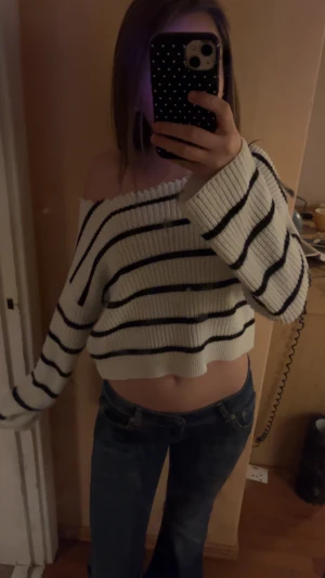 Vit-randig stickad tröja! - Den är i bra skick men jag har klippt av kragen på den! Är orginallt från Kappahl! Säljs pga att jag ej får användning för den💔Kommer ej ha så högt pris eftersom jag klippt av kragen!