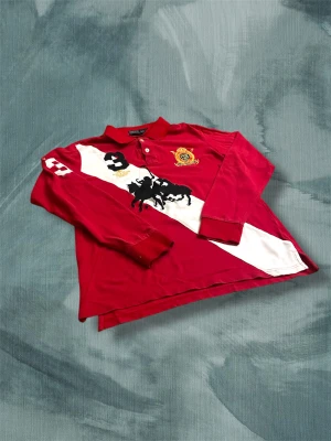 Röd långärmad polo från Ralph Lauren - Nice skick, storleken är L men passar som en S eller en mindre M