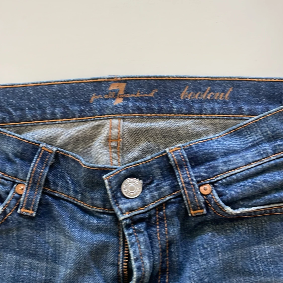 Blå bootcut jeans från 7 for all mankind  - 2