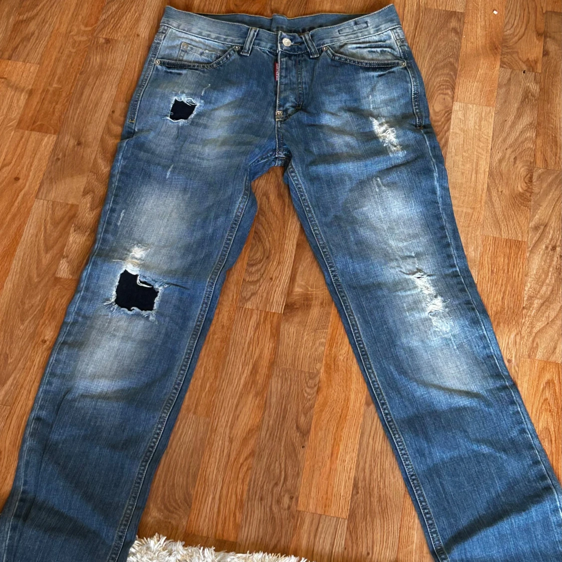 Blå Dsquared jeans med slitningar