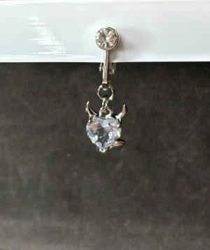 Clip on navelpiercing  - Säljer en clip on navel piercing, aldrig använd. Perfekt för de som inte vill ha en permanent piercing.
