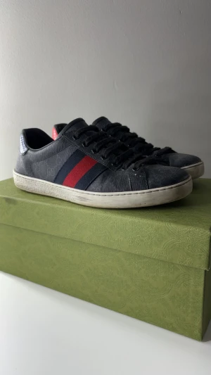 Gucci supreme - säljer nu dessa väldigt populära och sällsynta Gucci supreme skor! De är storlek UK 6 vilket motsvarar 40,5! Skick 8/10. (Original sulorna finns inte i skon) Nypris = 9500 kr, säljs för 2400 kr! Og tillkommer vid köp (box, dustbag, kort) Köpta från Fashionstore! Priset kan diskuteras, och e öppen för byten!