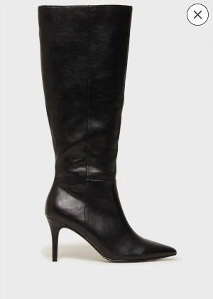 Stövlar  - Säljer svarta stövlar från Nelly, använd ändast en gång🥰 klacken är 7,5 cm 😍köptes för 800