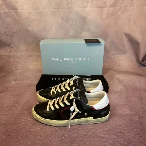 HELT NYA philippe model skor - Helt nya med tags och allt og. Storleken är EU 40 och nypris ligger på runt 4000kr retail. Skriv för fler frågor/funderingar