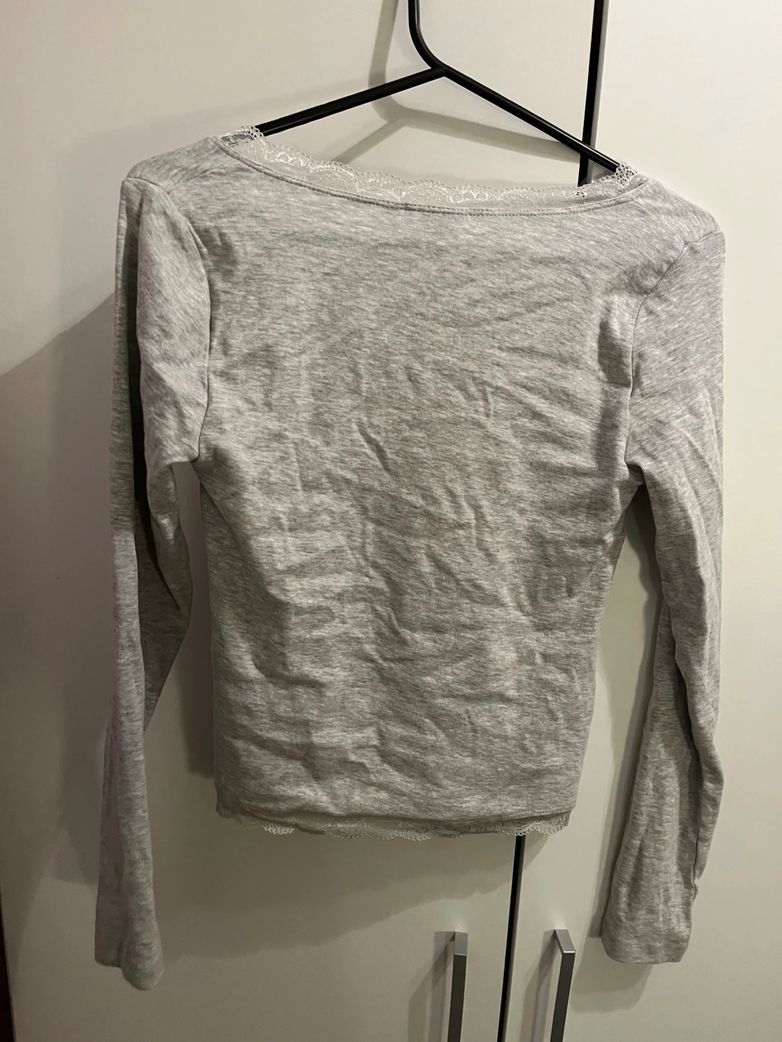 Grå långärmad topp med spets - 1