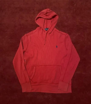 Röd hoodie från Polo Ralph Lauren - Säljer en röd hoodie från Polo Ralph Lauren i storlek M. Tröjan skick är 8/10. Bara höra av dig vid funderingar😁