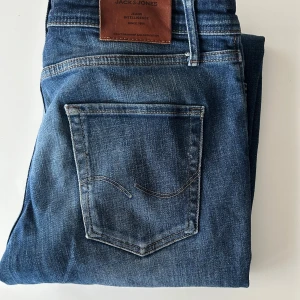Blå jeans från Jack & Jones - Snygga blå jeans från Jack & jones med en fet tvätt. Bara att skriva ifall du har funderingar! W 31 L 32. Nypris 999.