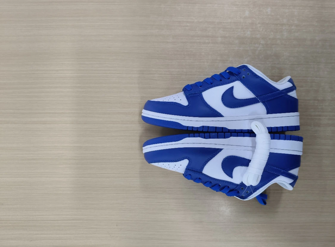 Nike Dunk Low blå och vita sneakers - 1