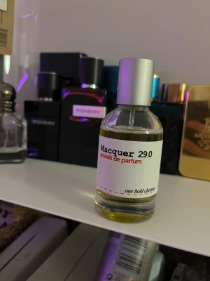 Macquer 29.0 Extrait de Parfum - Modern och unik parfym med tydlig karaktär, perfekt för dig som vill sticka ut. Flaskan har en stilren design och passar dig som gillar att testa nya dofter. Volym och ingredienser framgår ej på bilderna.