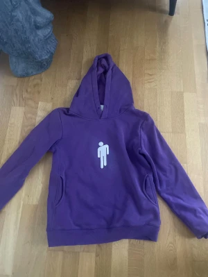 billie eilish merch hoodie  - billie eilish merch hoodie köpt 2020, används ej, storlek s. pris kan diskuteras 