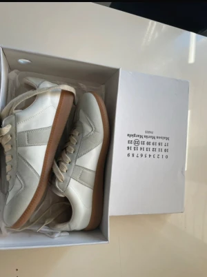 Maison margiela gats - Tjena! Säljer dessa asfeta maison margiela gats i storlek 38 (passar 39) för ett rimligt pris (diskuterbart), box ingår. Fraktar med spårbar frakt 📦 1-3 arbetsdagar. Skriv vid frågor eller funderingar ✅⚜️