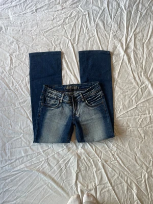 Lågmidjade jeans - Bra skick! Midjemått rakt över 35+stretch grenhöjd 19,5 innerbenslängd 73,5cm❤️