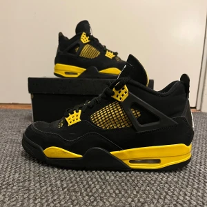 Nike Air Jordan 4 Retro Yellow Thunder - Nike Air Jordan 4 Yellow Thunder. Skorna har svart mocka och mesh, gula detaljer och vit Jumpman-logga på hälen. Inköpta nya 2023; sparsamt använda, mycket fint skick. Kvitto och kartong finns. Storlek 42.
