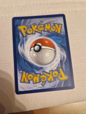 Pokémon Mewtwo - Coolt Pokémonkort med Mewtwo! Perfekt för dig som samlar eller spelar Pokémon TCG. Kortet har snyggt holografiskt motiv och visar Mewtwos attacker Life Sucker och Psyburn. Ett måste för fans av Pokémon och tradingkortspel!