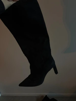 Svarta höga stövlar - Säljer ett par svarta höga stövlar i mocka, jätte fina tyvärr för små för mig. ☺️