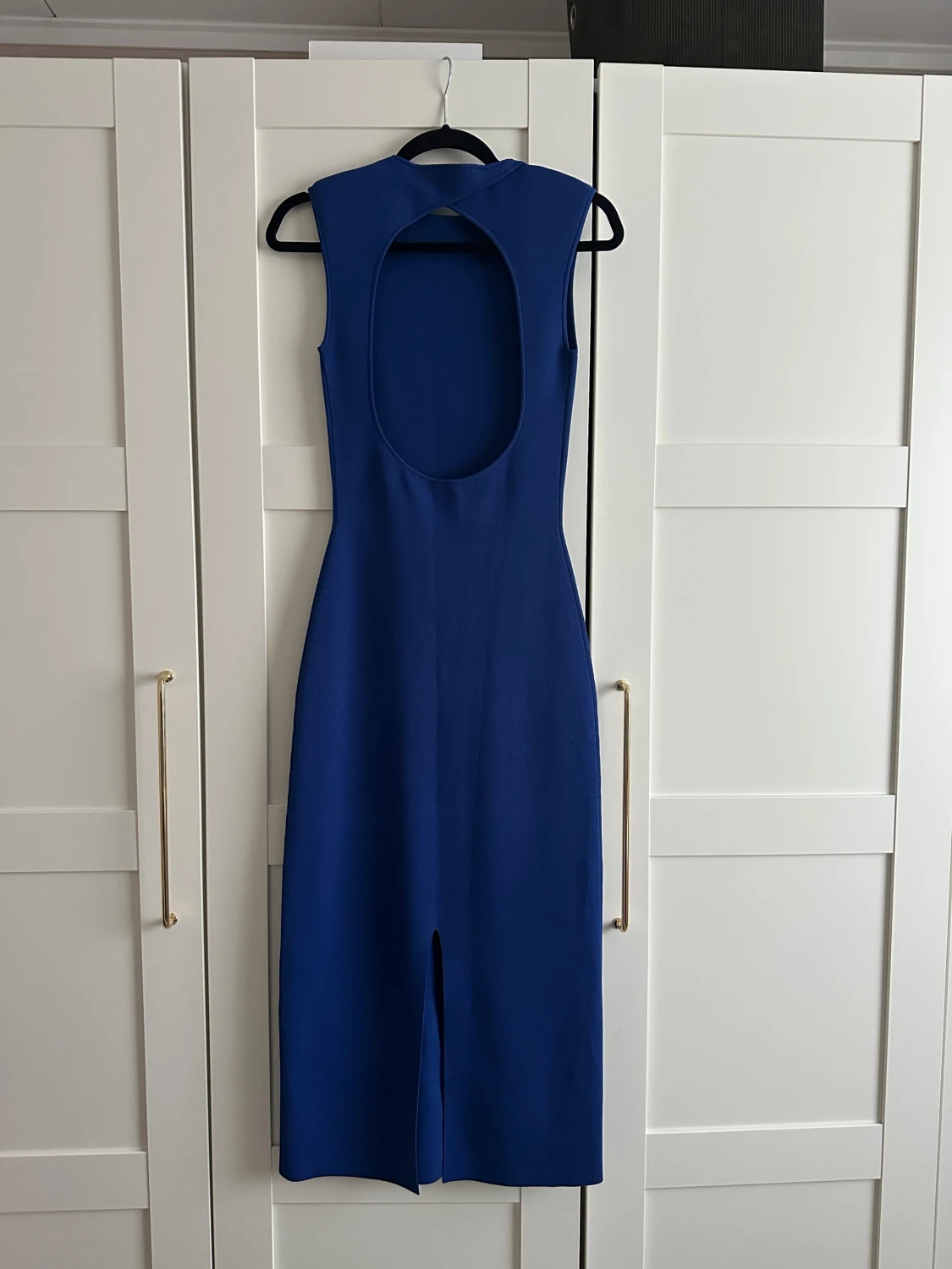 Blå ärmlös klänning med öppen rygg - 1