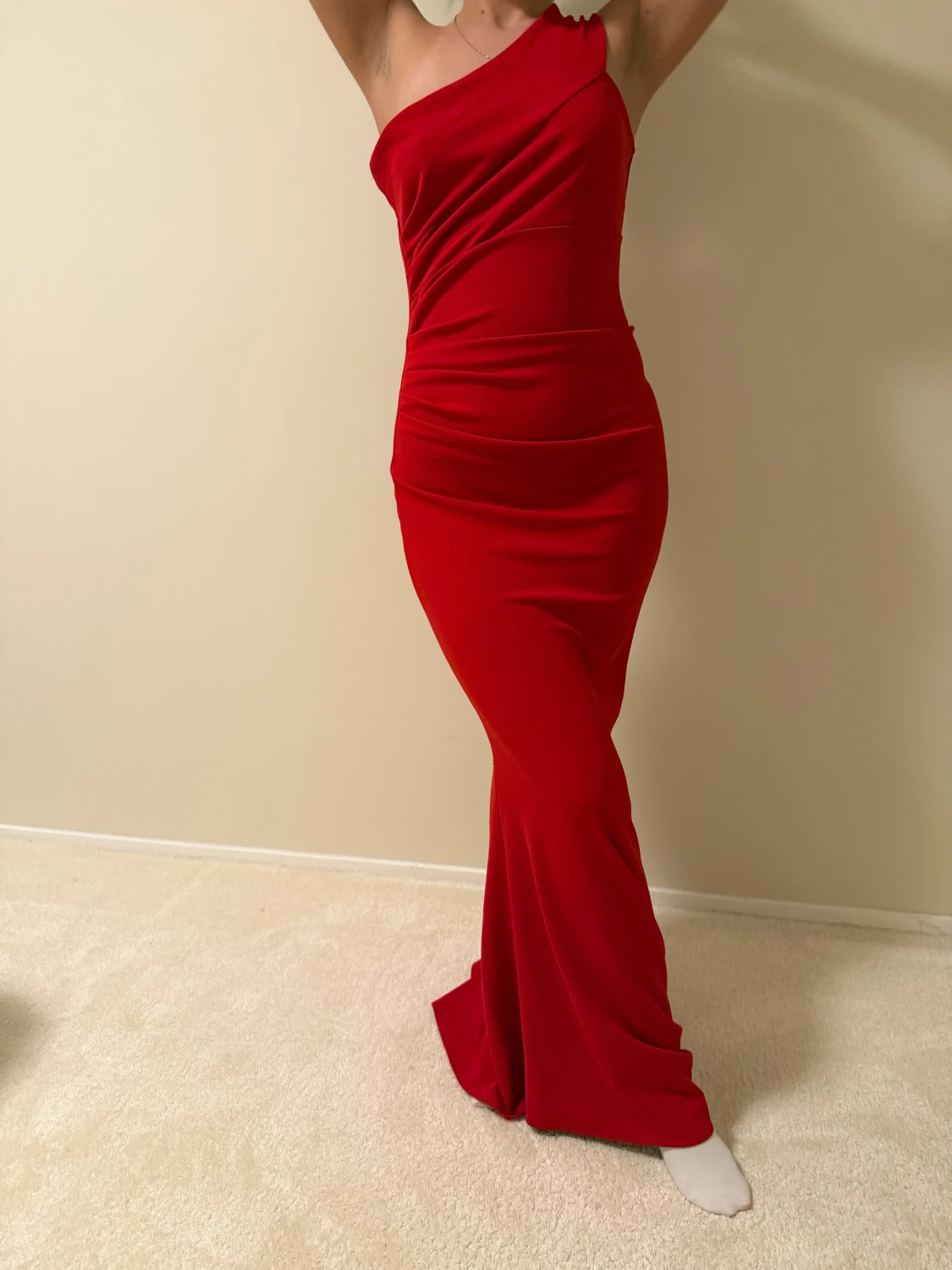 Röd lång one shoulder klänning