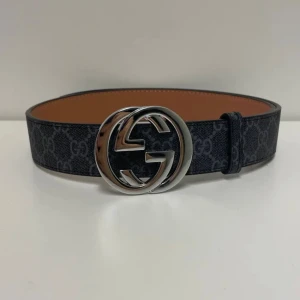 Gucci bälte svart - Helt ny bälte, 110cm lång justerbart. Nål för extra hål ingår! Skickas inom kort tid