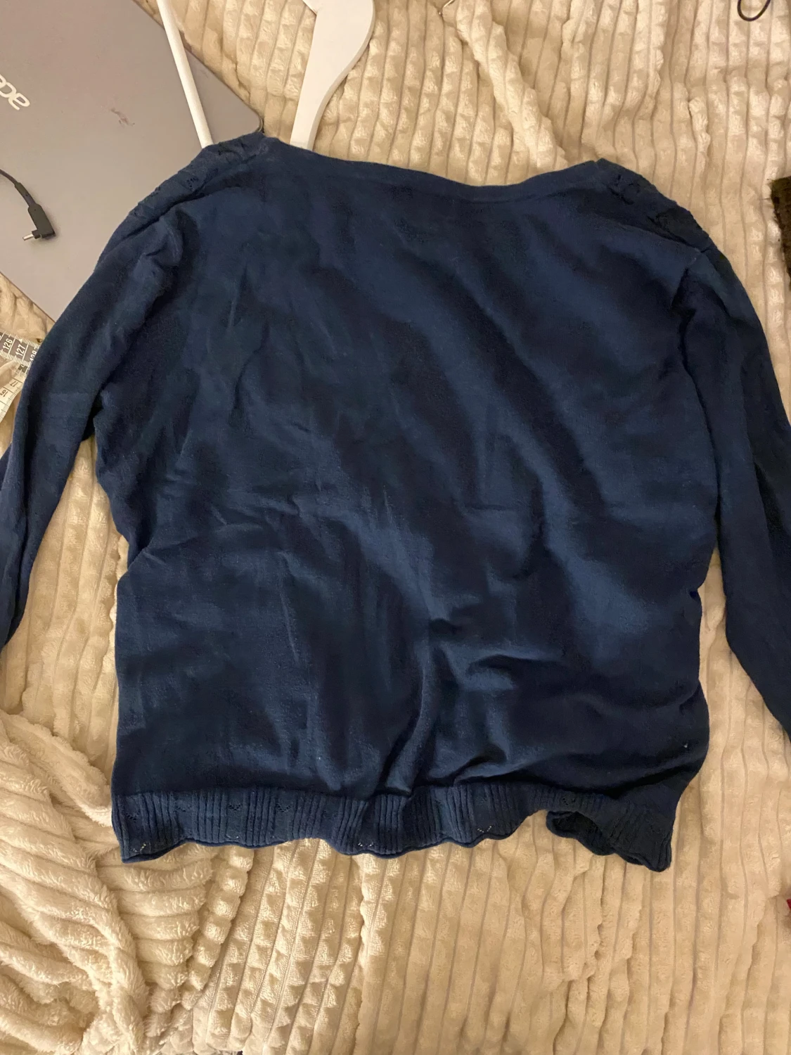 Mörkblå stickad tröja med mönster - 2