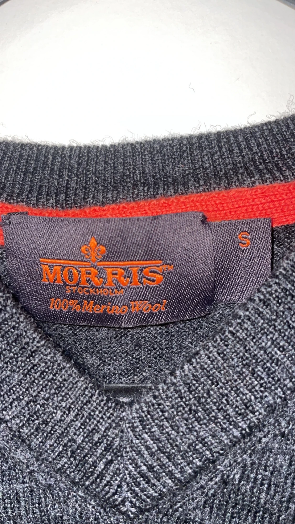 Mörkgrå v-ringad tröja från Morris - 1