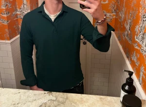 Mörkgrön pikétröja från La Chemise - Snygg mörkgrön pikétröja från La Chemise med klassisk krage och knappslå framtill. Tröjan har lång ärm och är gjord i mjuk bomull som känns skön mot huden. Perfekt för dig som gillar stilrena och enkla plagg med en chill vibe.