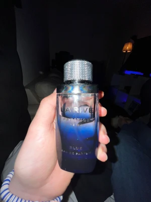 La Rive Prestige Blue Parfym - La Rive Prestige The Man Blue Eau de Parfum har en modern look och är perfekt för dig som vill sticka ut. Snygg flaska med stilren design, passar dig som gillar att hålla det fräscht och enkelt. Den är lite andvänd 
