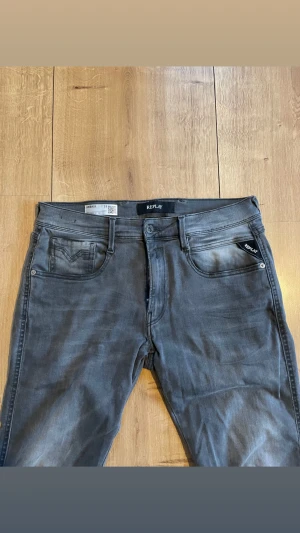Replay Anbass jeans  - Snygga Replay Anbass jeans i grå tvätt med slim fit passform. Modellen på bilden är 186cm lång, väger 70kg och när storleken 31/34 och jeansen är i toppskick. Tveka inte på att kontakta vid minsta fundering. Pris kan gå ner vid snabb affär🔥⚜️🙌