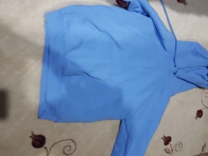 Blå hoodie från Gildan Heavy Blend - Blå hoodie från Gildan Heavy Blend i storlek S. Tröjan har huva med snörning, stor magficka och är tillverkad i en mjuk blandning av bomull och polyester. Perfekt för chill dagar och när du vill ha det bekvämt.