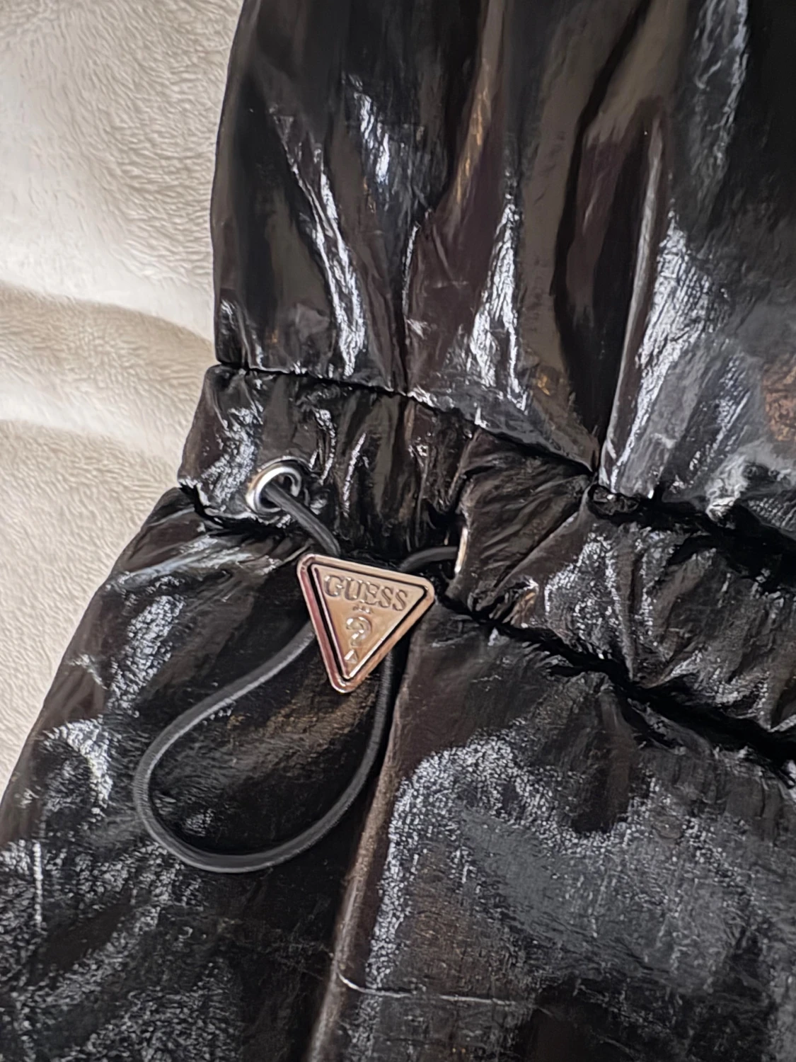 Svart pufferjacka från Guess - 5