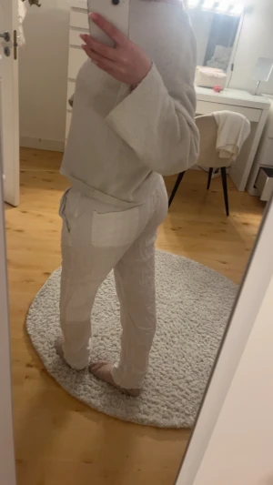 linnebyxor - fina linnebyxor som har klippts längts ner då de va för långa, sällan använda och allmänt bra skick💕 pris kan diskuteras 