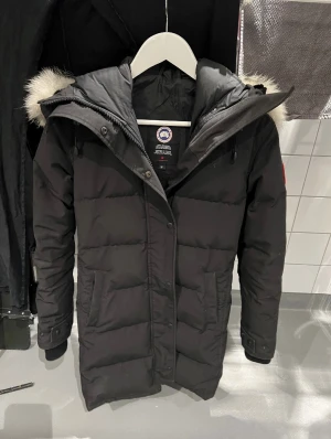 Canada goose jacka - Shelburn parka storlek s har kvitto kvar köpt på johnells för några år sedan, men senaste åren bara legat i garderoben, nypris 12899