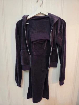 Lila mjukisset i velour - Säljer ett lila mjukisset i mjuk velour från bikbok. Byxorna är vida i benen med snöre i midjan stl S och matchande hoodie med dragkedja i stl XS nypris 300/del (600kr/setet) säljes för 300kr