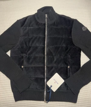 Moncler Velvet Cardigan - Strl L. Helt ny endast testad. 
