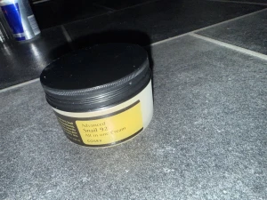 COSRX Advanced Snail 92 All In One Cream - En ansiktskräm från COSRX med 92% snigelsekret, perfekt för att ge huden fukt och glow. Kommer i en rund burk med svart lock och gul etikett. Konsistensen är krämig och färgen är vit. Passar dig som vill boosta din hudvårdsrutin med koreansk beauty.