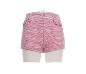 Rosa och vita tweedshorts från Zara - Säljer ett par snygga rosa och vita tweedshorts från Zara i storlek XS. Shortsen har hög midja, fransiga detaljer vid fickor och linning samt ett coolt mönster. Perfekta för dig som gillar statement-plagg och vill sticka ut lite extra.