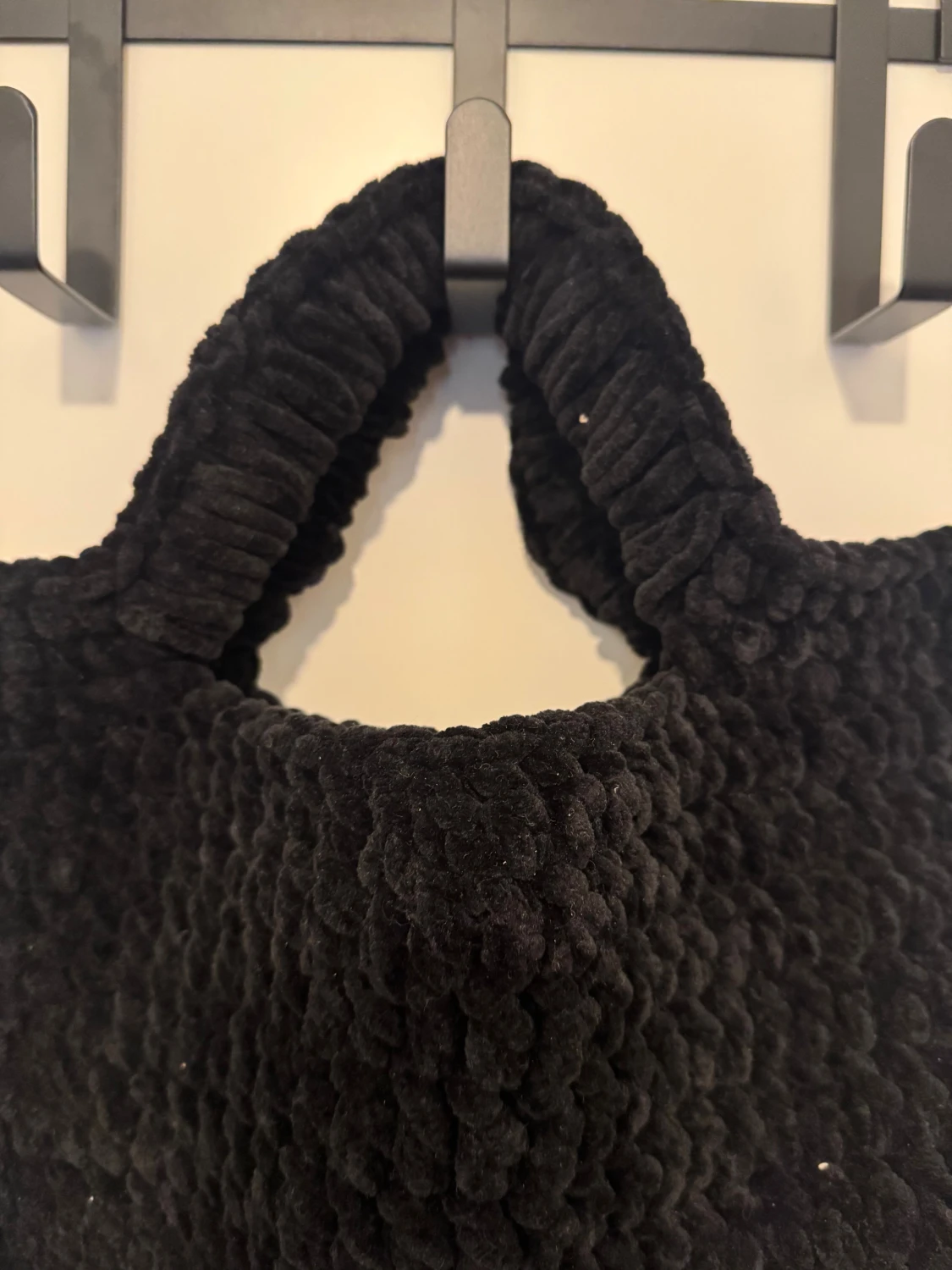 Svart fluffig handväska i sammet - 2