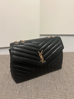 Ysl liknande väska  - Ysl liknande väska men inte äkta! Ser äkta ut om man inte kollar små detaljer, köpt för ca 1000 kr 