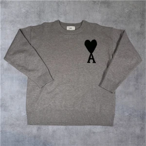 Grå Ami Paris tröja - Grå Ami Paris tröja med svart. Helt ny, endast testad. Storlek: M.