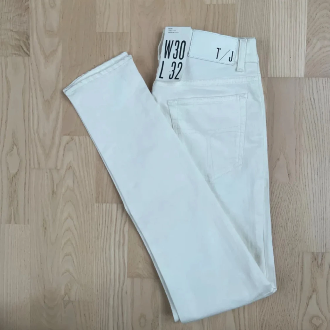 HELT NYA Vita jeans från Tiger of Sweden - 1