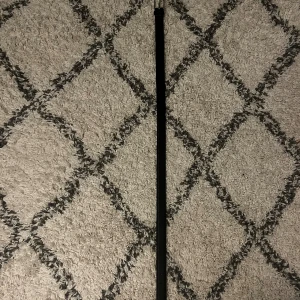 Svart läderbälte från These Glory Days - Tjabba! Säljer nu ett snyggt och stilrent svart bälte från These Glory Days. Nypris 499kr, mitt pris 95kr! Aldrig använt dvs helt oanvänt och nytt skick! Hör av er vid frågor & funderingar 