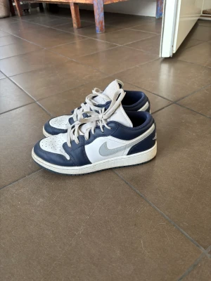 Nike Air force stl 37,5 - Fina sneakers av märke Nike och modell Air force säljes pga blivit för små.