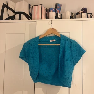 Turkos bolero från Orsay🩵🩵 - Snygg turkos bolero från Orsay. Skit snygg med ett vitt linne under och ett par coola jeans!🩵🩵🩵