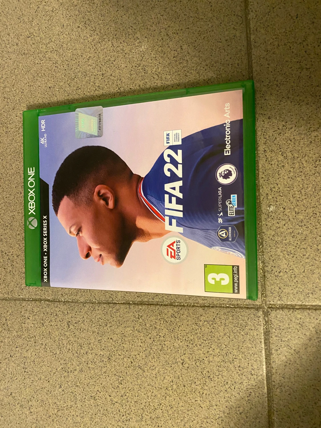 Xbox One S 1TB + 2 handkontroller + spel - 4