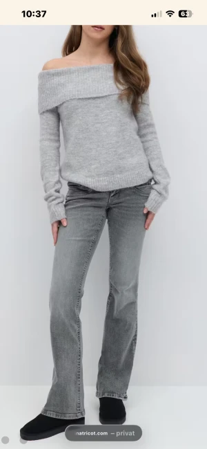 Grå bootcut jeans från Gina Tricot - Snygga grå jeans från Gina Tricot i bootcut-modell. Jeansen har klassisk femficksdesign, bälteshällor och raka ben som släpper ut lite nertill. Tillverkade i mjukt denimtyg med en cool tvättad look. Perfekta för dig som gillar en avslappnad men trendig stil. Low waist.