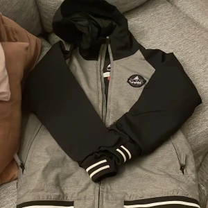 Burton skidjacka barn strl M (us10-12år) - Jätte fina barn skidjacka. Använd max 2 veckor. Strl barns M(10-12 år)