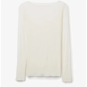 Vit långärmad topp i bomull - En enkel och stilren vit långärmad topp med rund hals. Tillverkad i mjuk bomull som känns skön mot huden. Perfekt att matcha med jeans eller kjol för en clean look. Passformen är ganska tight och toppen har en klassisk design utan detaljer. Har använt ca 1/2 gånger och köpt för 540kr så därför säljer jag ganska likt nypriset🤍🤍🤍🤍