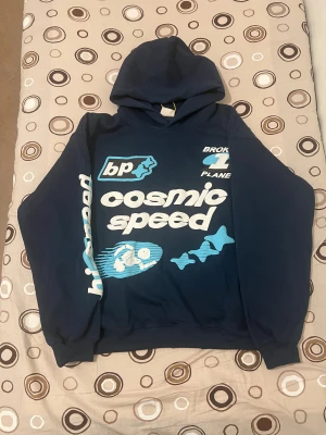 Broken Planet Cosmic Speed Hoodie - Hej. Säljer denna Broken Planet hoodien i mörkblå. Hoodien är i storlek M och är oanvänd. 