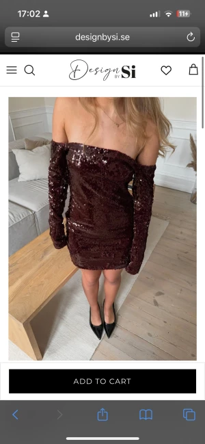 Vinröd paljettklänning Design by Si - Vinröd kort klänning från Design by Si med glittriga paljetter över hela tyget. Offshoulder-modell med långa ärmar och figurnära passform. Använd en gång perfekt för nyår💗