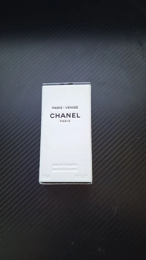 Chanel Paris-Venise Eau de Toilette - Chanel Paris-Venise Eau de Toilette, 50 ml. Tillverkad i Frankrike. Ingredienser: alkohol, aqua (vatten), parfym (fragrance), linalool, citronellol, coumarin, och fler. Snygg och stilren flaska från ett ikoniskt märke. Använd bara 2 ggr. Original pris är 1300. Pris kan diskuteras.